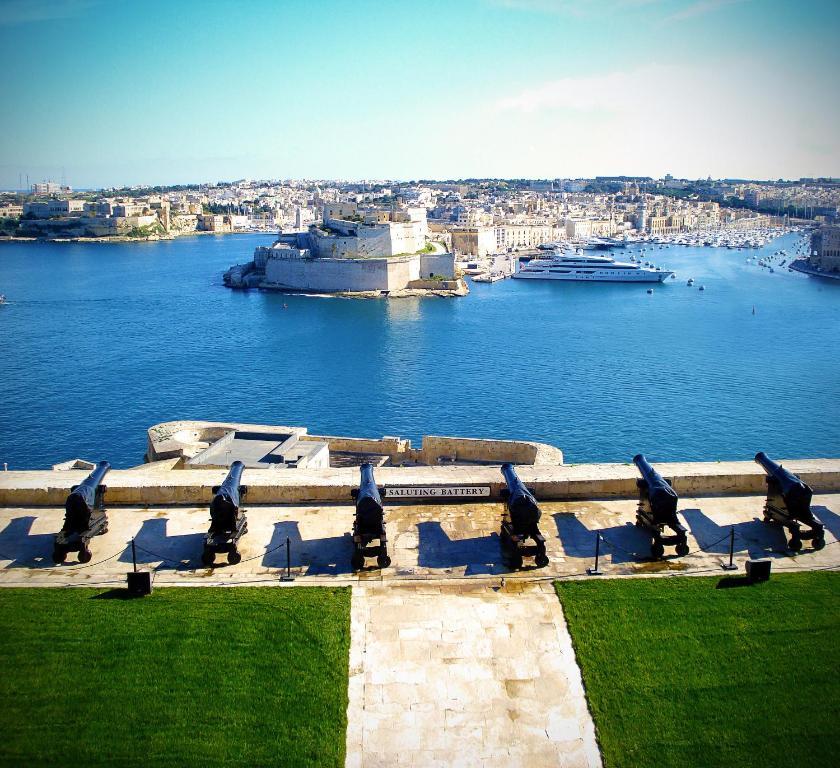 Spinola Bay Top Floor Seafront 3 Bedroom Apartment With Panoramic Sea Views - By Getawaysmalta Saint Julian's Bagian luar foto